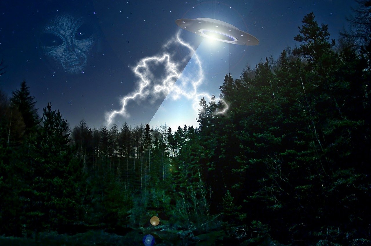 揭秘宇宙神秘現(xiàn)象，最新真實外星飛碟視頻公開！